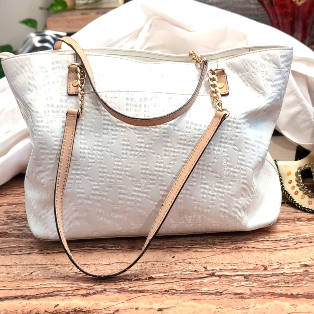 WHITE PATENT LEATHER MK hand bag.
